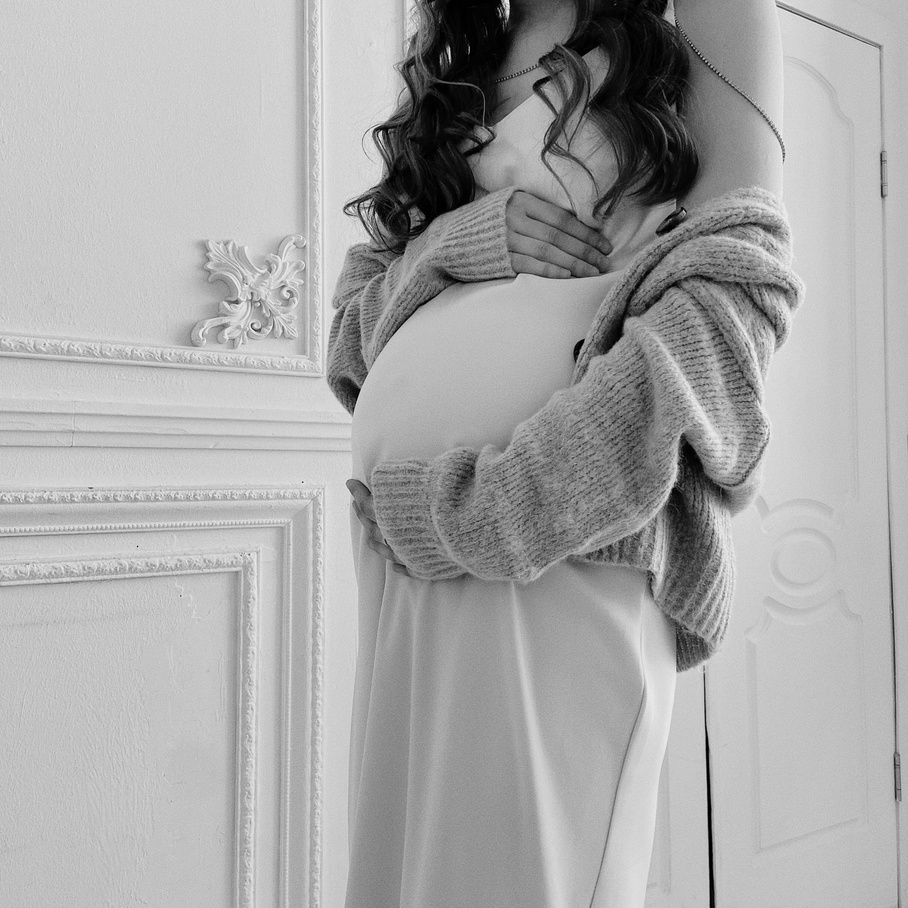femme enceinte tenant son ventre